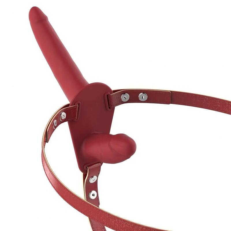 Gode Ceinture Rouge entre Femmes